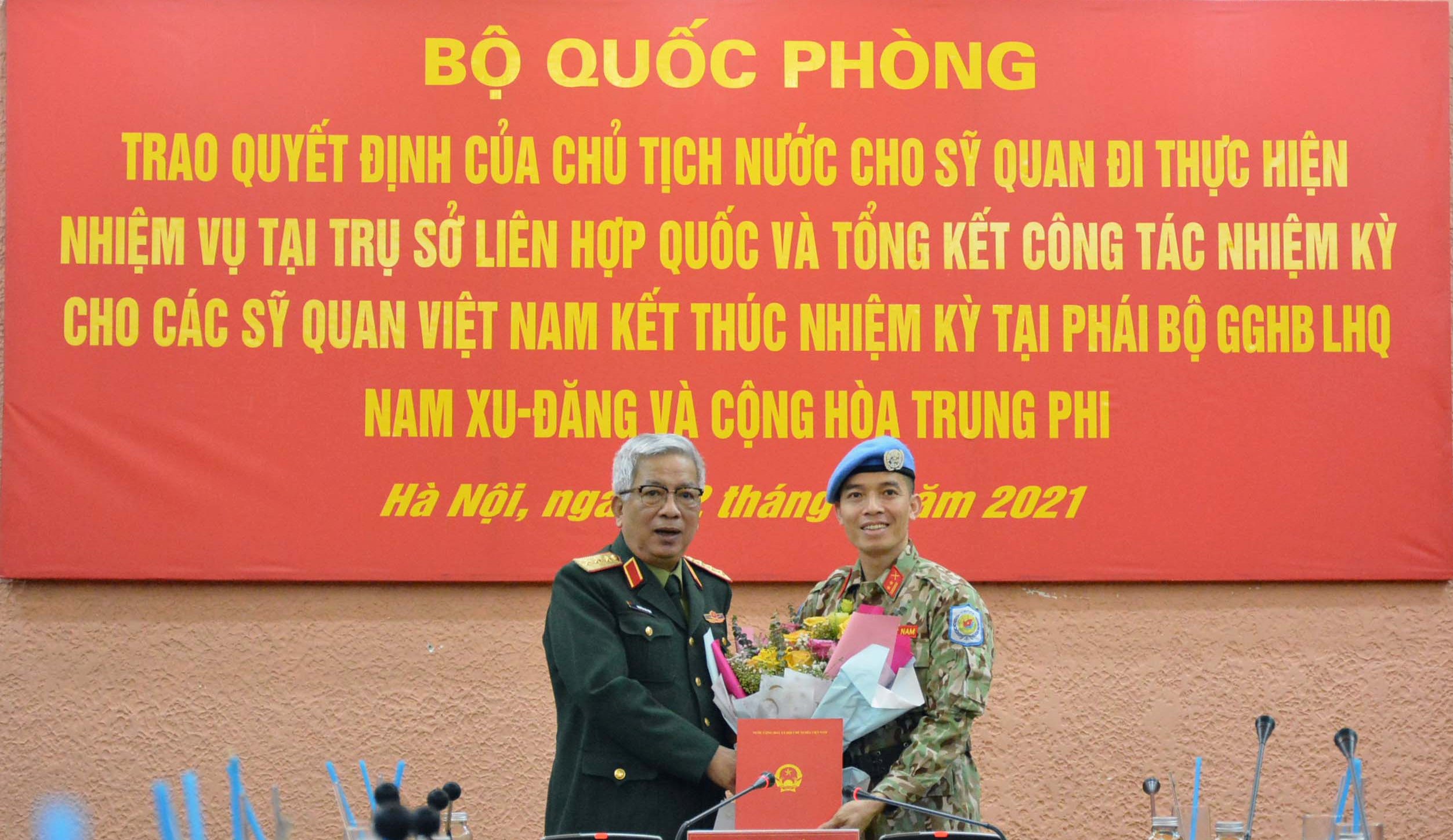 Trao quyết định cho sĩ quan Việt Nam đi thực hiện nhiệm vụ tại Trụ sở Liên hợp quốc
